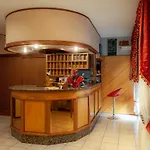 蒙泰雷亚莱酒店 3*