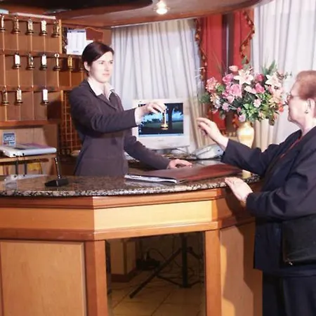 ホテル Montereale